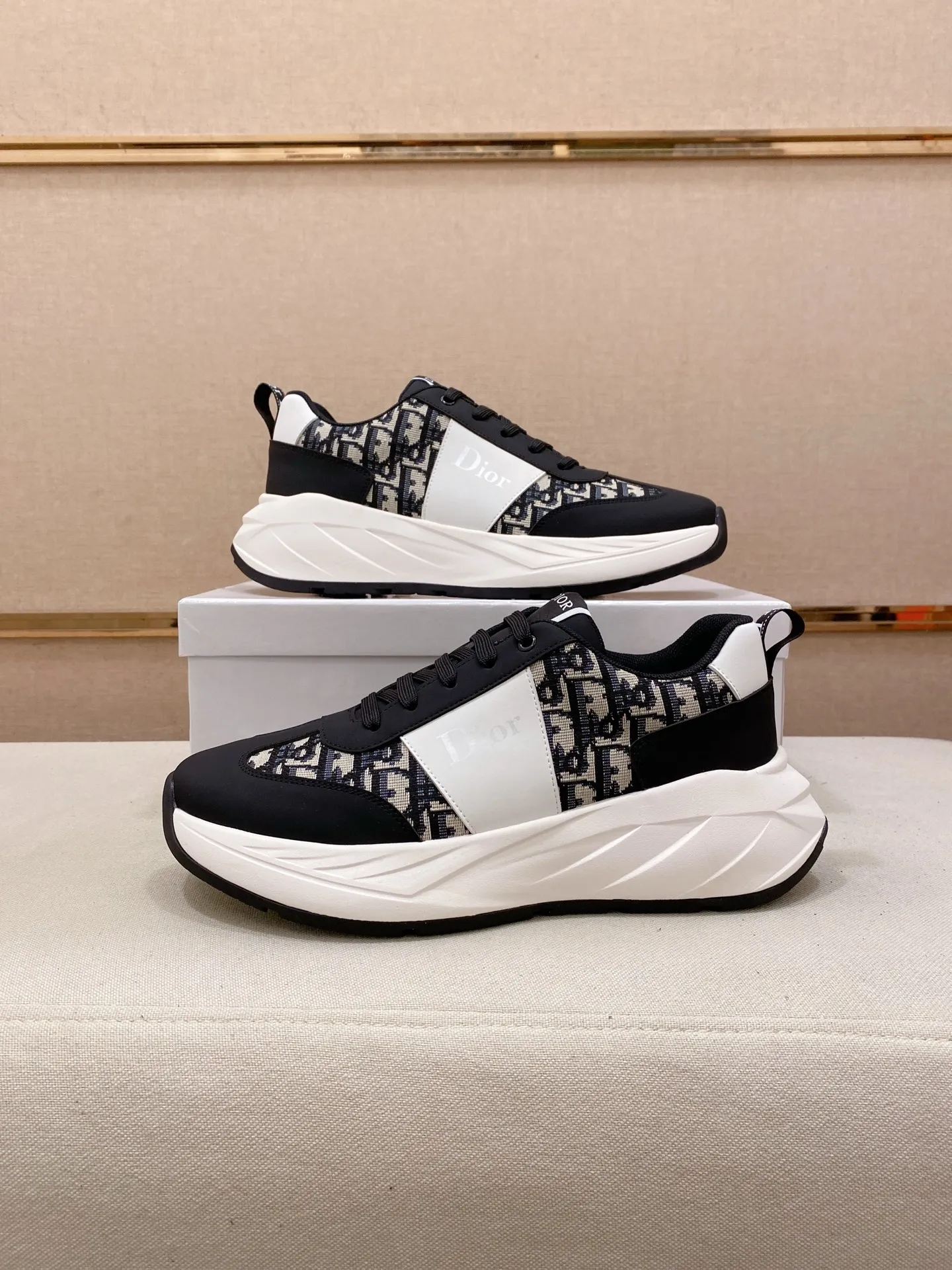 Factory price: 442💰[Dior·Dior] New casual sports style men's shoes, new spring and summer design, perfect workmanship, lace-up lazy style to create wardrobe quality, upper: imported first-layer cowhide, sheepskin lining is soft and comfortable, ultra-light TPU wear-resistant outsole, simple, versatile fashion men's shoes, excellent color code number 38--44. Can be customized for 45 non-refundable!